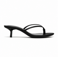 Kitten heel-sandaler med t-strop