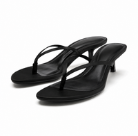 Kitten heel-sandaler med t-strop