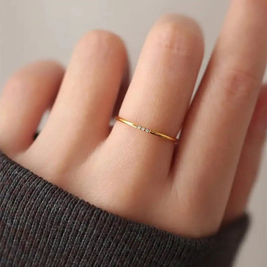 Anello Stacking Tre Pietre Delicato