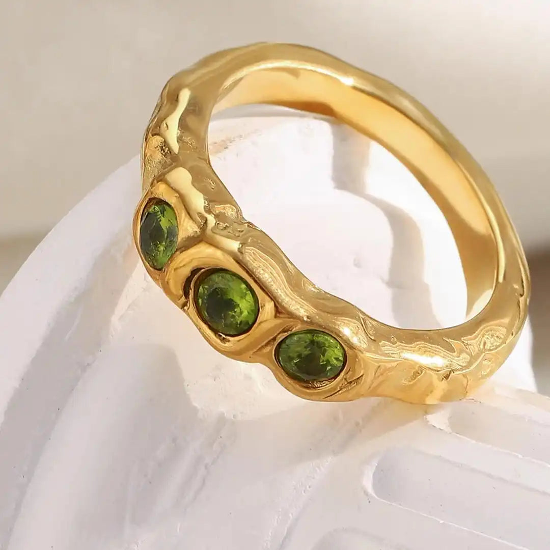 Anello Vintage Dorato con Gemme Incastonate