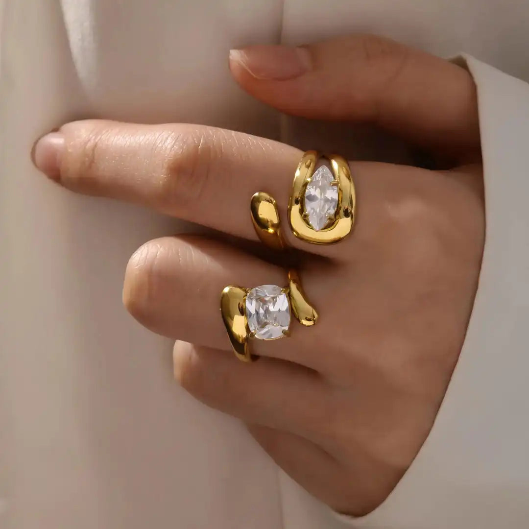 Anello Zirconia Goccia d'Acqua Dorato Senza Tempo