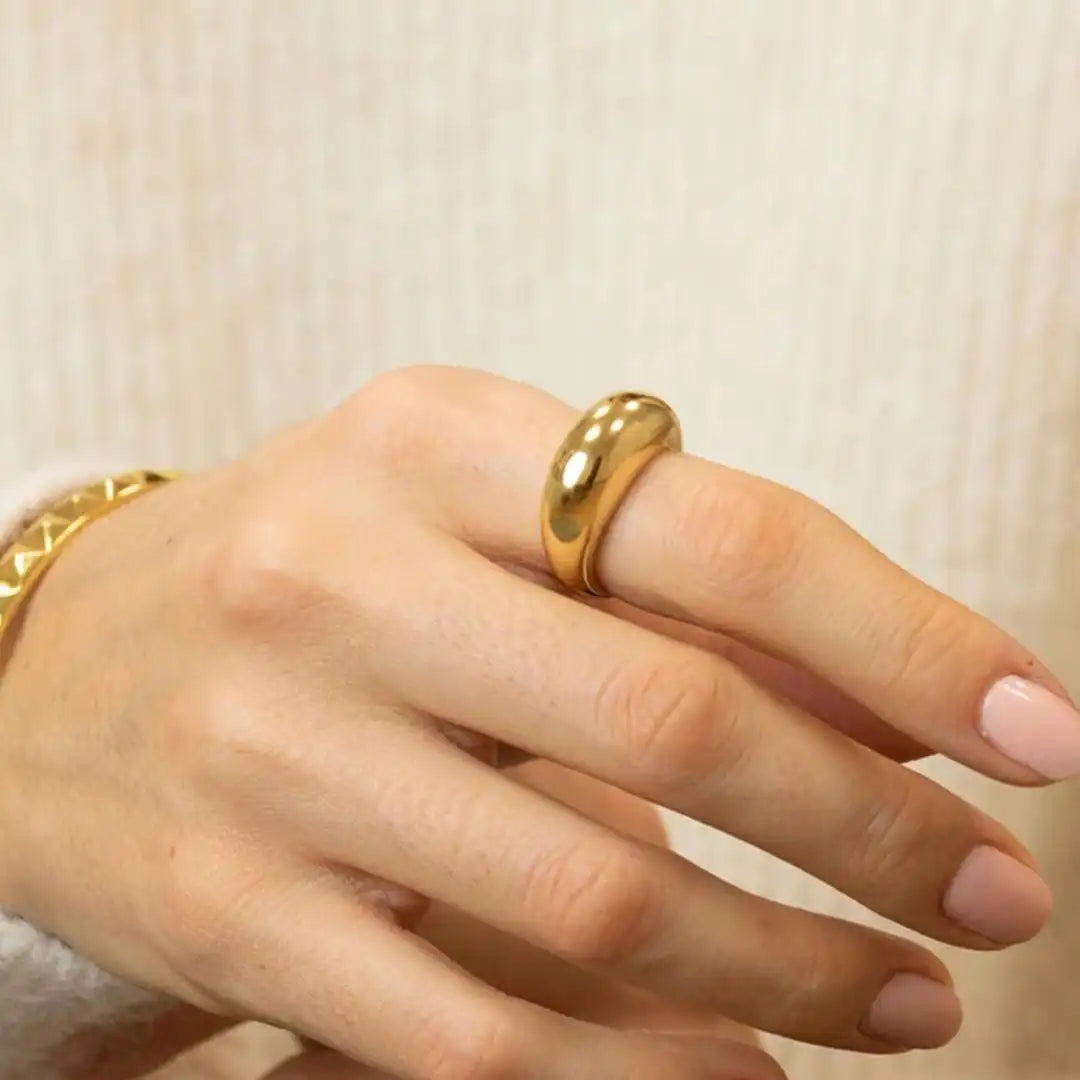 Anello ad Arco Dorato Senza Tempo
