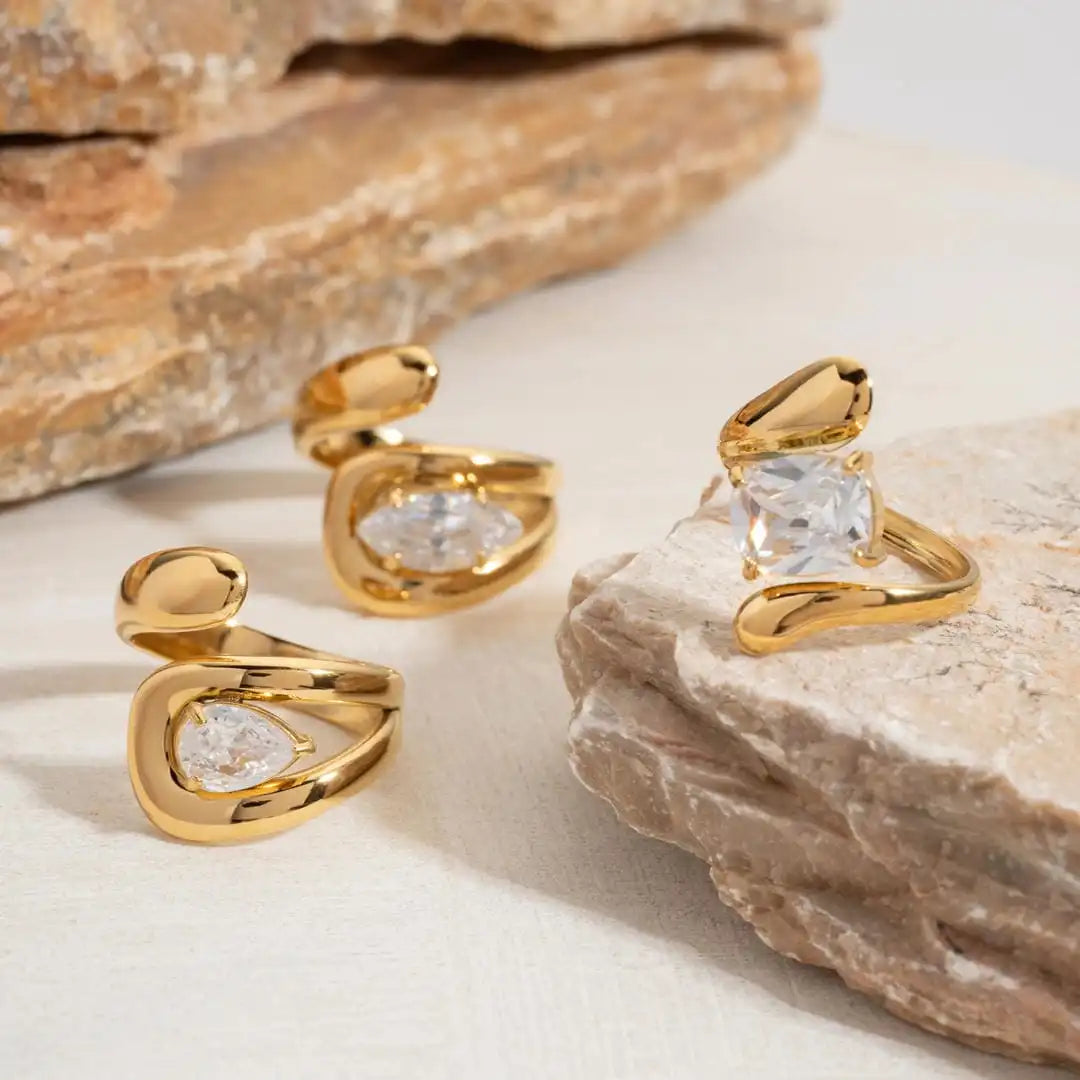 Anello Zirconia Goccia d'Acqua Dorato Senza Tempo