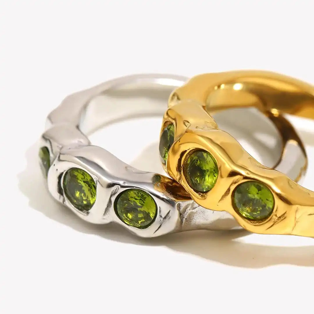 Anello Vintage Dorato con Gemme Incastonate