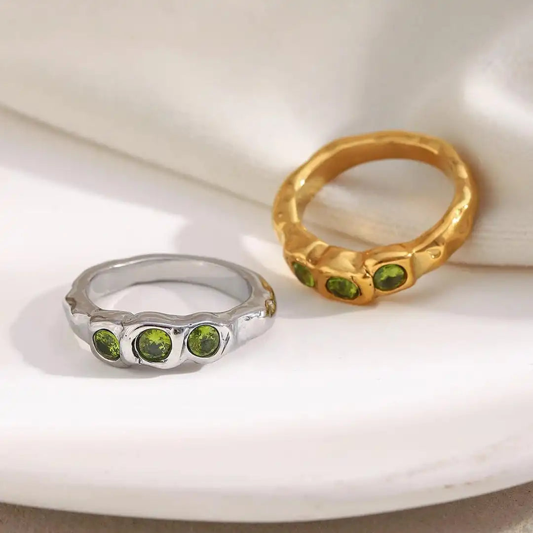 Anello Vintage Dorato con Gemme Incastonate